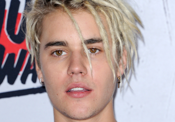 יוצא נגד אלה שמקללים אותו ואת החברה שלו. ג'סטין ביבר. צילום: BigStock