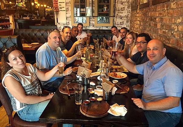 בארוחת הערב: מימין - דודו אדי, מנכ"ל מוביליטי פרו; דודי אליאב, מנהל הטכנולוגיות הראשי והמייסד של דאבלדו מבית מוביליטי פרו; פולה גצקין, מנהל המשרד של החברה; שימי דוינו, ראש צוות פיתוח הנגשה; יעקב מושניק, ברק גולן, אשר אבבה ורן דיסקין - אנשי פיתוח; אריה ברקוביץ', סמנכ"ל המכירות של מוביליטי פרו; ורינת עדי, מנהלת לקוחות ושותפים עסקיים הנגשה ישראל ב-Make Sense