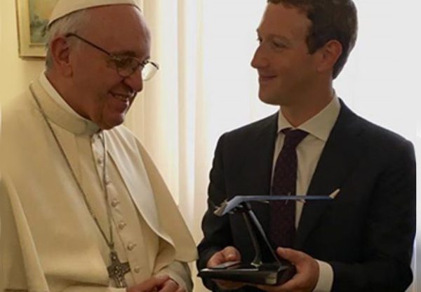 חלוקת מתנות. מארק צוקרברג והאפיפיור פרנציסקוס. צילום: פייסבוק