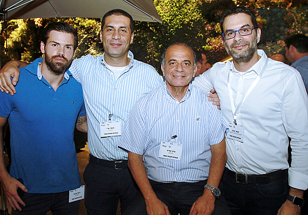 מימין: תומר שרון, מנכ"ל אואזיס; ציון עזרא, סמנכ"ל המכירות של אינוקום; תומר פרי, מנכ"ל אינוקום; ורשף בראון, פריסייל אינוקום