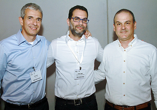 מימין: רן בוקשפן, יו"ר אואזיס ומנכ"ל טלרד; תומר שרון, מנכ"ל אואזיס; ויובל כהן, יו"ר פורטיסימו