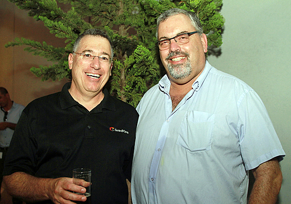 מימין: משה שחר, מנהל אבטחת המידע של קופת חולים מאוחדת; ונועם עמית, מנהל אזור ישראל ואגן הים התיכון ב-Guardicore