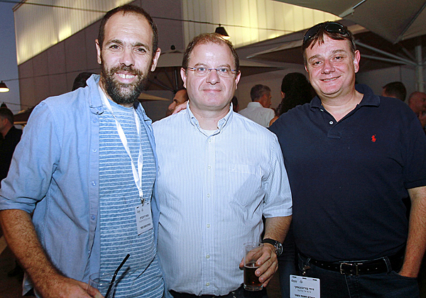 מימין: דוד בורכובסקי, פתרונות משולבים ב-ECI-PLM; חיים מוסקוביץ', סמנכ"ל הפתרונות המשולבים של ECI; ועמוס רוזנבויים, סמנכ"ל הטכנולוגיות של אואזיס