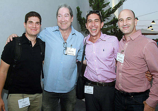 מימין: כפיר בירנבויים, מנהל מכירות אזורי בגיגהמון; דוד מלול, מנהל היחידה העסקית של Arrow ECS ישראל; אלי וודינסקי, מנכ"ל זברה טכנולוגיות; ויוסי עטיה, מהנדס מערכת בגיגהמון