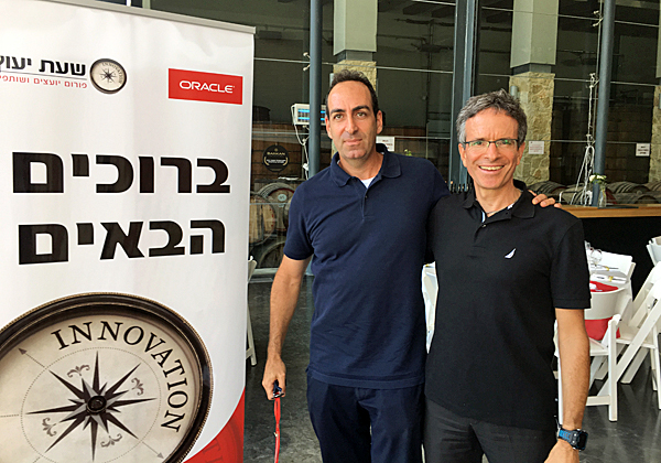 מימין: אלברטו מרנפלד, סמנכ"ל בכיר וראש אגף ה-SaaS באורקל ישראל, ושמוליק מילנר, מנכ"ל TOP Group