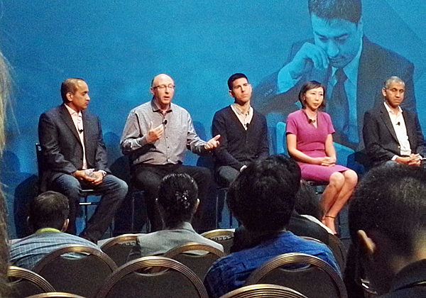 משתתפי ה-Keynote. מימין: ראג'יב ראמאסאוואמי, סגן נשיא בכיר לנטוורקינג ואבטחה ב-VMware; ינבינג לי, מנהלת חטיבת האחסון והאפשור; קיט קולברט, מנהל הטכנולוגיות הראשי של פלטפורמת הענן; ריי או'פארל, מנהל הטכנולוגיות הראשי; וסנג'יי פונן, סגן נשיא בכיר ומנכ"ל חטיבת מחשוב משתמשי הקצה של VMware. צילום: עופר פרוסנר