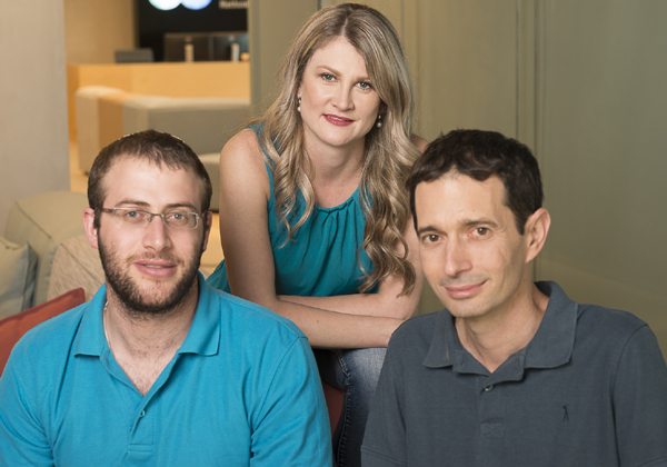 מימין לשמאל: בני פורת, סמנכ״ל טכנולוגיות בקלארוטי; גלינה אנטובה, מייסדת משותפת וסמנכ״ל פיתוח עסקי; ואמיר זילברשטיין, מייסד משותף ומנכ"ל החברה. צילום: יורם רשף
