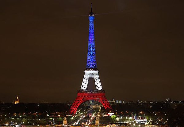 מגדל אייפל צבוע בצבעי דגל צרפת - הטריקולור - בעקבות פיגועי הטרור בפריז. צילום:Divulgação Prefeitura de Paris, מתוך ויקיפדיה