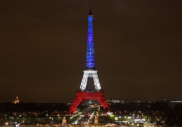 מגדל אייפל צבוע בצבעי דגל צרפת - הטריקולור - בעקבות פיגועי הטרור בפריז. צילום:Divulgação Prefeitura de Paris, מתוך ויקיפדיה