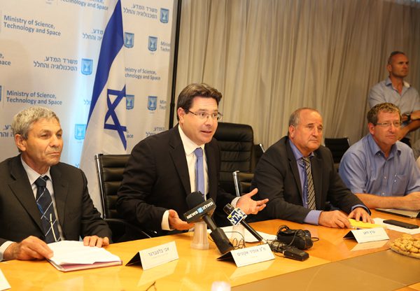 מימין: עופר דורון, מנהל מפעל חלל בתעשייה האווירית; פרץ וזאן, מנכ"ל משרד המדע, הטכנולוגיה והחלל; אופיר אקוניס, שר המדע, הטכנולוגיה והחלל; ואבי בלסברגר, מנהל סוכנות החלל הישראלית במשרד המדע. צילום: יוסי זמיר, לע"מ