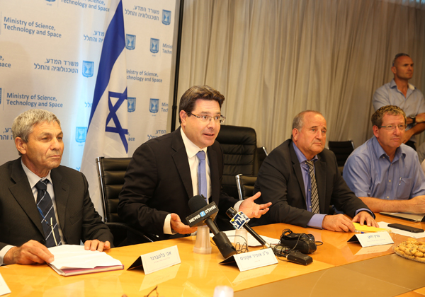 מימין: עופר דורון, מנהל מפעל חלל בתעשייה האווירית; פרץ וזאן, מנכ"ל משרד המדע, הטכנולוגיה והחלל; אופיר אקוניס, שר המדע, הטכנולוגיה והחלל; ואבי בלסברגר, מנהל סוכנות החלל הישראלית במשרד המדע. צילום: יוסי זמיר, לע"מ