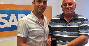 מימין: אמיר לשם ושלומי לחמיש ממעבדות סאפ ישראל עם הפרס