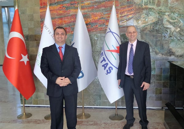 מימין: יוסי בכור, סמנכ"ל ג'וגאנו, וד"ר איתן לסרי, מנכ"ל אתגר פתרונות אסטרטגיים ויזמות, בפתח משרד האנרגיה הטורקי באיסטנבול