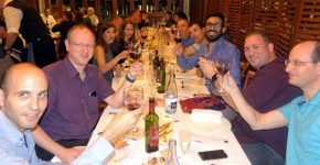 אנשי VMware מרימים כוסית לחיים עם לקוחות ושותפים מישראל