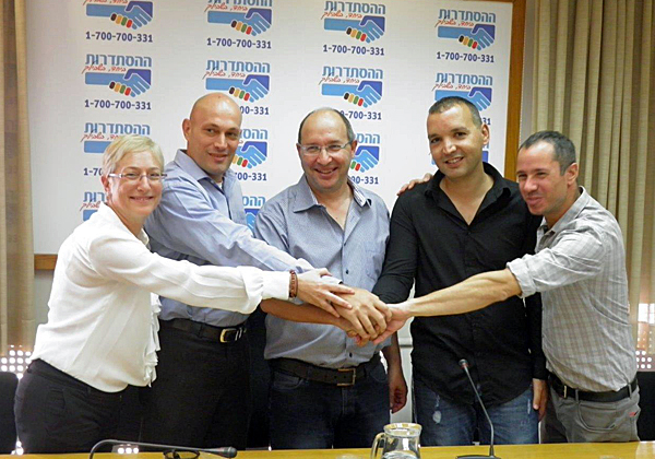 מעמד החתימה על ההסכם הקיבוצי ב-HOT mobile. צילום: באדיבות דוברות ההסתדרות