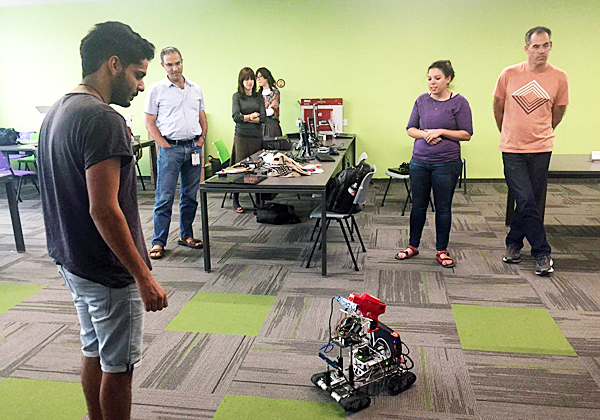 עובדים באינטל עם רובוט שפיתחו במסגרת ההאקתון. צילום: יח"צ
