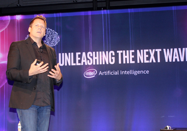 דאג פישר, סגן נשיא בכיר ומנכ״ל קבוצת התוכנה והשירותים של אינטל. צילום: בן פלד