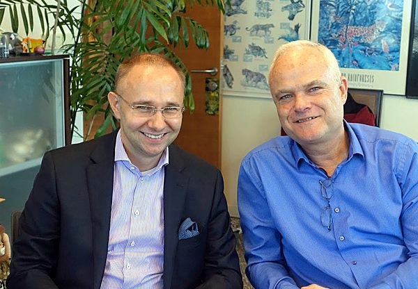 באו לבקר במאורת הנמר: מימין - רענן ביבר, מנכ"ל הסניף הישראלי של פוג'יטסו, ולוקאש סוויאטק, מנהל השיווק של החברה לאזור מרכז אירופה, מזרח אירופה, ישראל ואפריקה