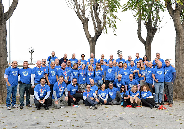 בתום יום הדיונים, במלון גרנד אלברגו דלה שבעיר בארי, בירת פוליה שבדרום איטליה, התכנסו המנמ"רים ונציגי הספקים חברי פורום C3 של אנשים ומחשבים לצילום קבוצתי מסורתי, עם חולצות תכלת באדיבות One1. צילום יניב פאר