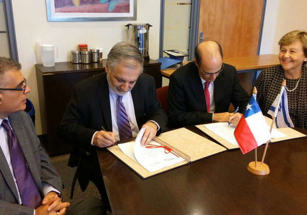 יו"ר רשות החדשנות, אבי חסון, ואדוארדו ביטראן, סגן נשיא רשות החדשנות הצ'יליאנית, במעמד החתימה