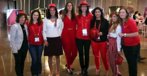 הנשים באדום של רד-האט. משמאל: מיקי קנת, מנהלת מרכז הפיתוח של רד-האט בישראל; אורי רבין, מפתחת תוכנה ברד-האט ישראל; לבנת פאר, מנהלת בכירה להנדסת תוכנה ברד-האט; אלינור כהן, מנהלת שיווק ברד-האט ישראל, יוון וקפריסין; ענת לוי, מנהלת משאבי אנוש בכירה ברד-האט ישראל; סימה שלום מזרחי, אשת מכירות פנים בכירה ברד-האט ישראל, יוון וקפריסין; יעל סגל, אשת מכירות ושיווק פנים ברד-האט ישראל, יוון וקפריסין; ואדית אהרונוביץ', מומחית גיוס כישרונות בכירה ברד-האט ישראל