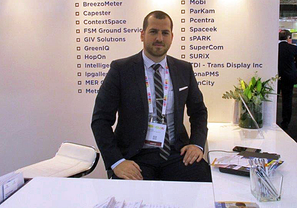 שגיב אלעד, האחראי על תחומי האוטו מוטיב והערים החכמות במכון הייצוא, בביתן הישראלי בתערוכה בברצלונה