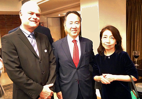 משמאל: רענן ביבר, מנכ"ל פוג'יטסו ישראל, יחד עם קוג'י טומיטה, שגריר יפן בישראל, ורעייתו