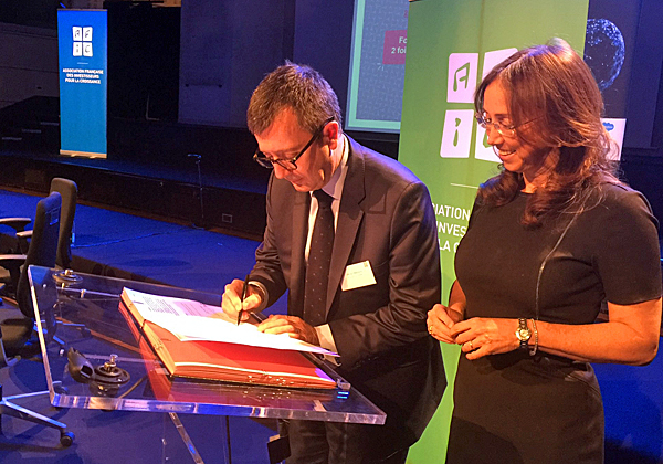 מימין: קרין מאיר רובינזטין, מנכ"לית IATI, ואוליביה מילה, מנכ"ל AFIC, חותמים על ההסכם