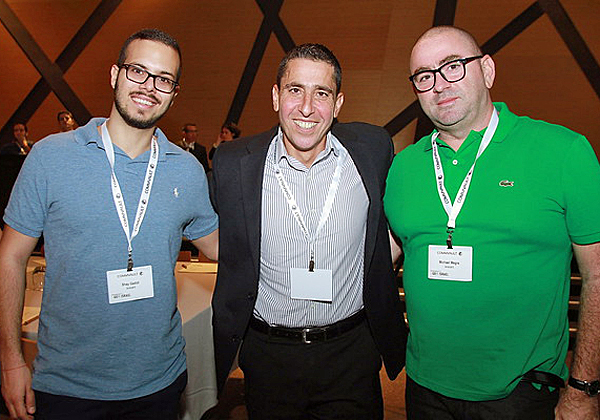 מימין: מיכאל מגרה מישראכרט; רונן נוי, סמנכ"ל המכירות של קומוולט ישראל; ושי מישראכרט