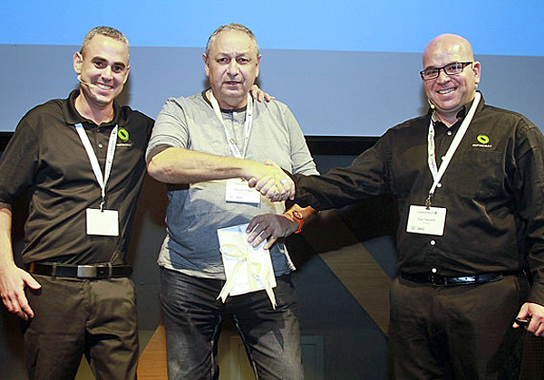מימין: אורן ישרים, מנהל Infinidat ישראל; ועופר טל, מהנדס מערכות בכיר בחברה
