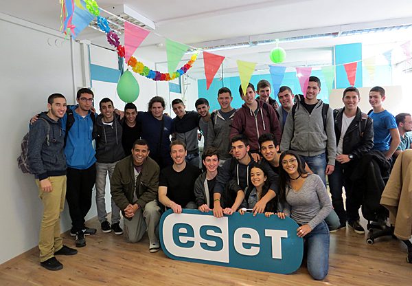 התלמידים במשרדי ESET. צילום: יח"צ