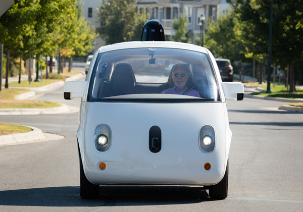 סטיב מאן נוסע במכונית האוטונומית של גוגל ברחובות אוסטין, טקסס. צילום: אתר החברה