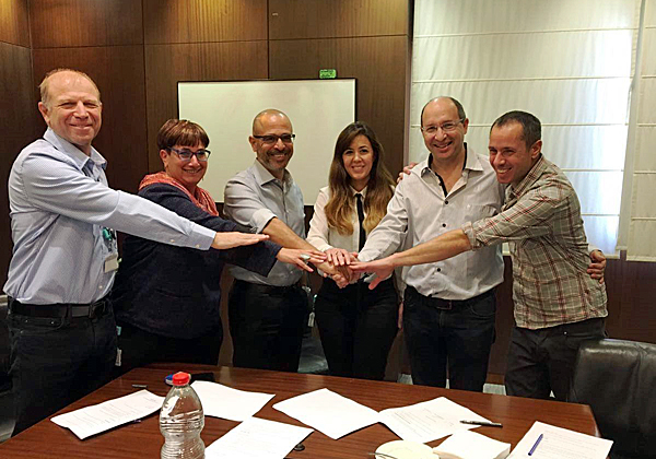 מימין: יו"ר איגוד עובדי הסלולר בהסתדרות, יקי חלוצי; יו"ר ההסתדרות, אבי ניסנקורן; יו"רית ועד עובדי פרטנר, קרן אופק; מנכ"ל פרטנר, איציק בנבנישתי; סמנכ"לית משאבי האנוש של פרטנר, עינת רום; וסמנכ"ל הכספים של החברה, זיו לייטמן. צילום: באדיבות דוברות ההסתדרות