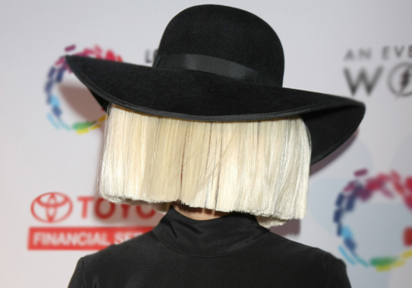 לא רואים - אבל שולטת במצעדים. סיה. צילום: BigStock