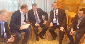 פגישת יו"ר הכנסת, יולי אדלשטיין (במרכז), עם הנציגים הישראלים והאוקראינים. שני מימין: ד"ר איתן לסרי, מנכ"ל אתגר פתרונות אסטרטגיים ויזמות