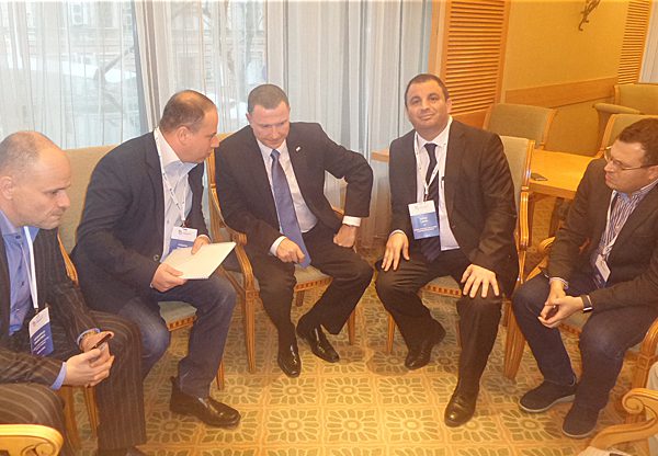 פגישת יו"ר הכנסת, יולי אדלשטיין (במרכז), עם הנציגים הישראלים והאוקראינים. שני מימין: ד"ר איתן לסרי, מנכ"ל אתגר פתרונות אסטרטגיים ויזמות