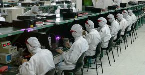 עובדים במפעל פוקסקון בסין. צילום: זולו, מתוך ויקיפדיה