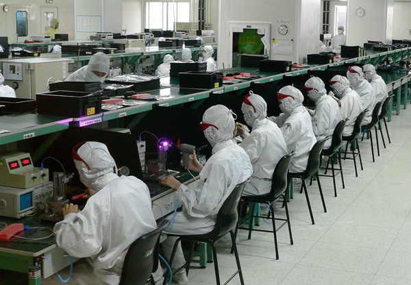 עובדים במפעל פוקסקון בסין. צילום: זולו, מתוך ויקיפדיה