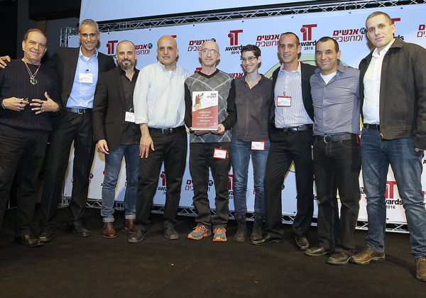 צוות אינטגריטי ו-O.P.S.I במעמד קבלת הפרס