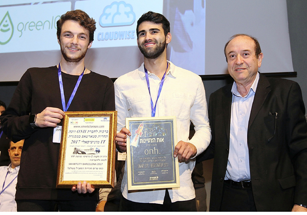 נציג מרכז הירידים FIRA ברצלונה; מייסדי ONH, איתי אורן ורון הייבלום. צילום: ניב קנטור