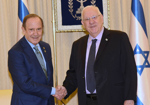 מורט צוקרמן לוחץ את ידו של נשיא המדינה, רובי ריבלין. צילום: ישראל הדרי
