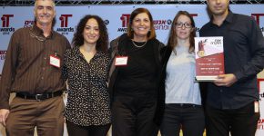 מכבי שירותי בריאות קיבלה את התואר על פרויקט מכבי בשבילי - ניהול תקשורת ארגונית באמצעות אפליקציה לעובדי ורופאי החברה. מימין: עידן שגיא, מנהל פרוייקטים ומיישם סאפ משאבי אנוש במחלקת ישומים מינהליים באגף מערכות המידע של מכבי; חוה צוקר, מנהלת מחלקת תכנון ופיתוח משאבי אנוש ותקשורת ארגונית באגף משאבי אנוש; פנינה ארביב, מנהלת מחלקת תפעול וסגנית מנהל אגף מערכות מידע; שרון חטב, ממונה על תחום התקשורת הארגונית באגף משאבי האנוש; עופר זיינפלד, סגן מנהלת מחלקת הפיתוח, התכנון והבקרה באגף הרפואה בחטיבת הבריאות