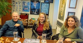 באו לבקר במאורת הנמר: אנשי Ready. מימין: מירב לוי-ליבוביץ', אשת אסטרטגיות ושיווק, אשת המכירות הדינמית עמית מלר ודוד מלר, המשמש גם כבעלים של אדום