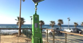 השמש עובדת שעות נוספות. עמדה סולארית בחניון הנכים בבת ים. צילום: דוברות