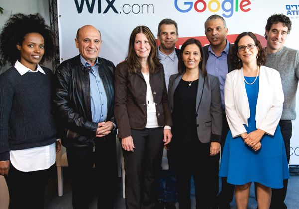 מימין לשמאל: ניר זוהר, נשיא Wix; ח"כ רחל עזריה; משה כחלון, שר האוצר; גילה גמליאל, השרה לשוויון חברתי; מאיר ברנד, מנכ"ל גוגל; נעמה וינמן, בעלת "הממלכה המתוקה של נעמה" מערד שהשתתפה בפיילוט; שאול מופז, מייסד עמותת עתידים; ושרה אברהם, חונכת מעמותת עתידים. צילום: תומר פולטין