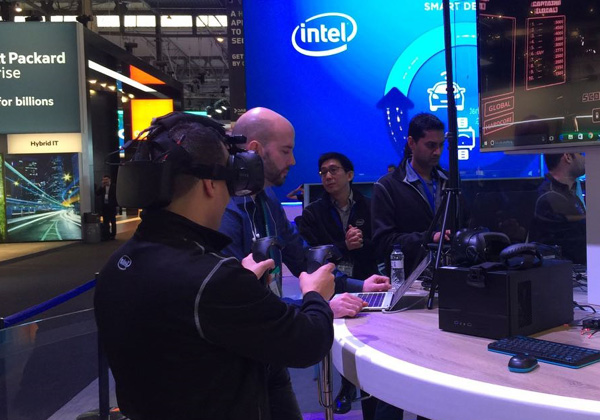 עוברים ושבים מתנסים ביישום החדש של אינטל בתערוכת MWC בברצלונה. צילום: יח"צ