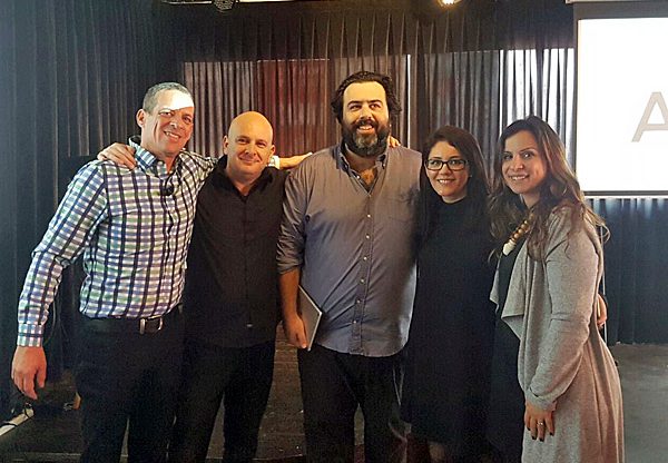 מימין: נועה דואני, מנהלת לקוחות מיקור-חוץ בקבוצת אמן; הילה כשדאי, מנהלת מיקור-חוץ למגזר הבנקאות והפיננסים בקבוצה; איש התקשורת רוני קובן; אלון בן נון, מנהל יחידת ההיי-טק והטלקום במיקור-חוץ בקבוצה; ואלון רייטר, סמנכ"ל משאבי אנוש בקבוצת אמן. צילום: יח"צ