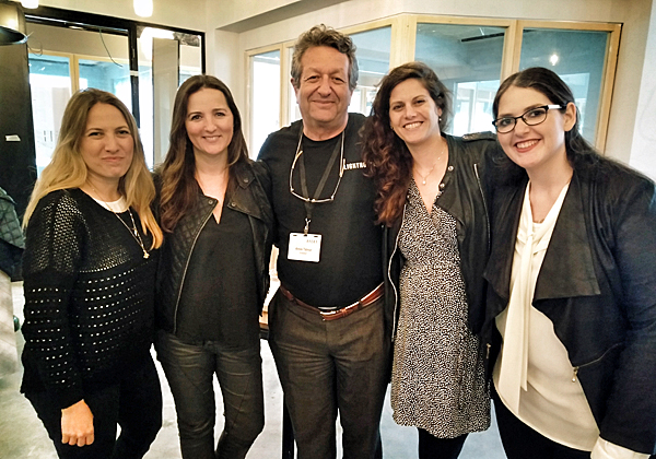 מימין: הילה יערי, עוזרת אדמיניסטרטיבית ב-Ayeka; נתלי נגר, אשת פיתוח עסקי לסטארט-אפים ב-Ayeka; עמוס טלמור, מנכ"ל ומייסד Lighthouse; שרון חן, מנכ"לית ומייסדת Ayeka; וענבל הרצברג, מנהלת קהילה ותוכן שיווקי ב-Ayeka. צילום: אמיר וולנסקי