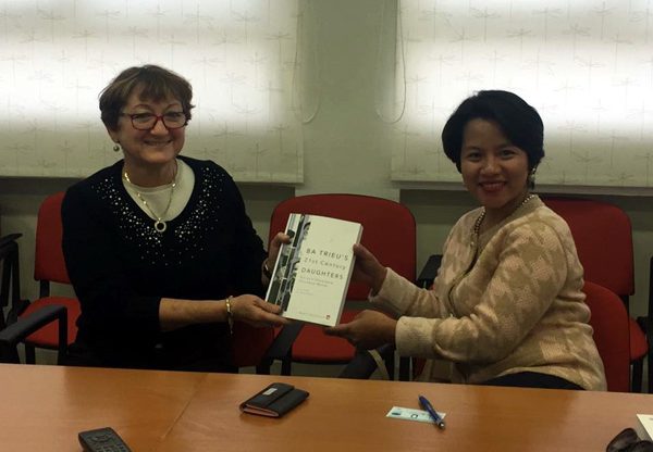 פרופ' רוזה אזהרי, נשיאת עזריאלי - מכללה להנדסה (משמאל), מעניקה תעודה לזונג דו טוי, חברת מועצת העיר האנוי, בירת וייטנאם, ומחזיקת תיק החינוך בעירייה. צילום: אור חוסקי