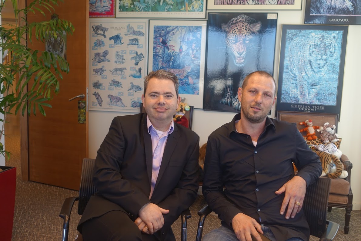 באו לבקר במאורת הנמר: מימין - אבי ברק, מנהל המכירות האזורי של Cybonet, ודוד פלדמן, מנכ"ל החברה